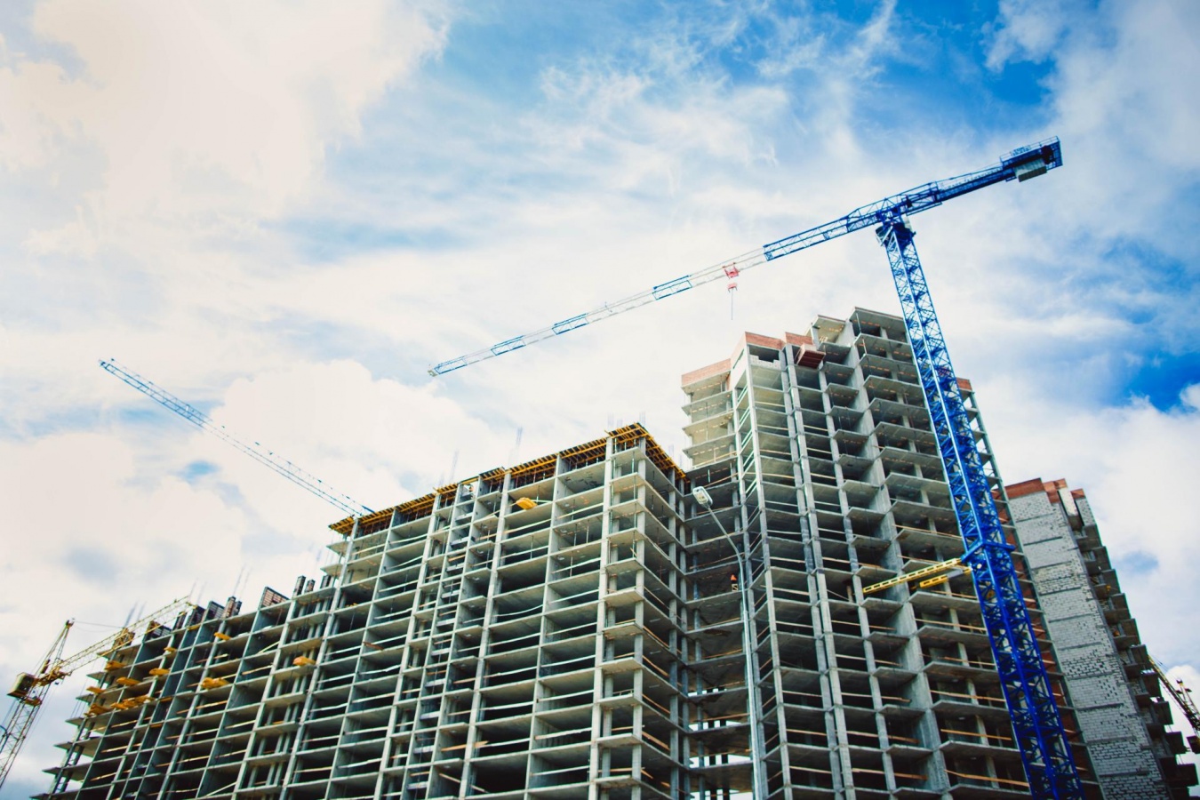 Ввод жилья в России упал на 7%